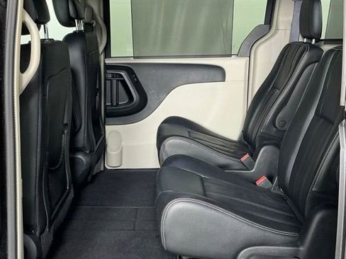 Used 2015 Chrysler Town & Country Touring w/ Driver Convenience Group FWD image 19