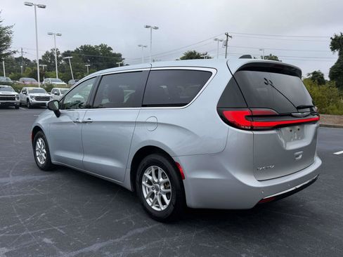 Used 2023 Chrysler Pacifica Touring-L FWD image 5