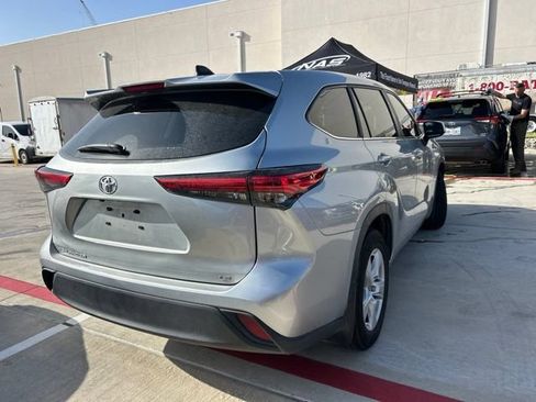 Used 2023 Toyota Highlander LE FWD image 3