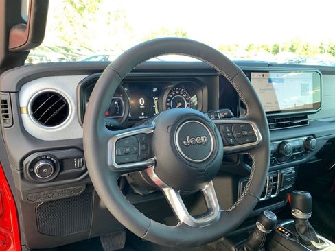 Used 2025 Jeep Wrangler Sahara image 33