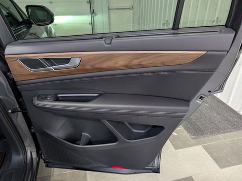 Used 2025 Volkswagen Atlas SE AWD/4WD image 25