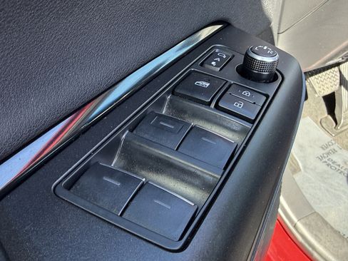 Used 2022 Toyota Venza LE image 13