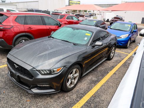 Used 2016 Ford Mustang Coupe image 3