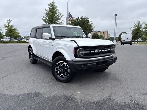 Used 2024 Ford Bronco Outer Banks AWD/4WD image 2