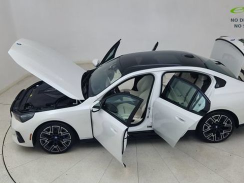 Used 2024 BMW i5 eDrive40i w/ Executive Package RWD image 87