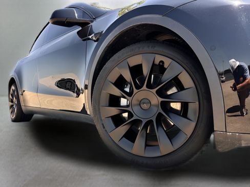 Used 2022 Tesla Model Y Long Range AWD/4WD image 25