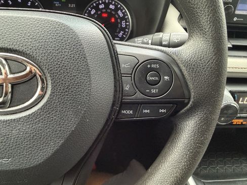 Used 2020 Toyota RAV4 XLE w/ Convenience Package FWD image 19