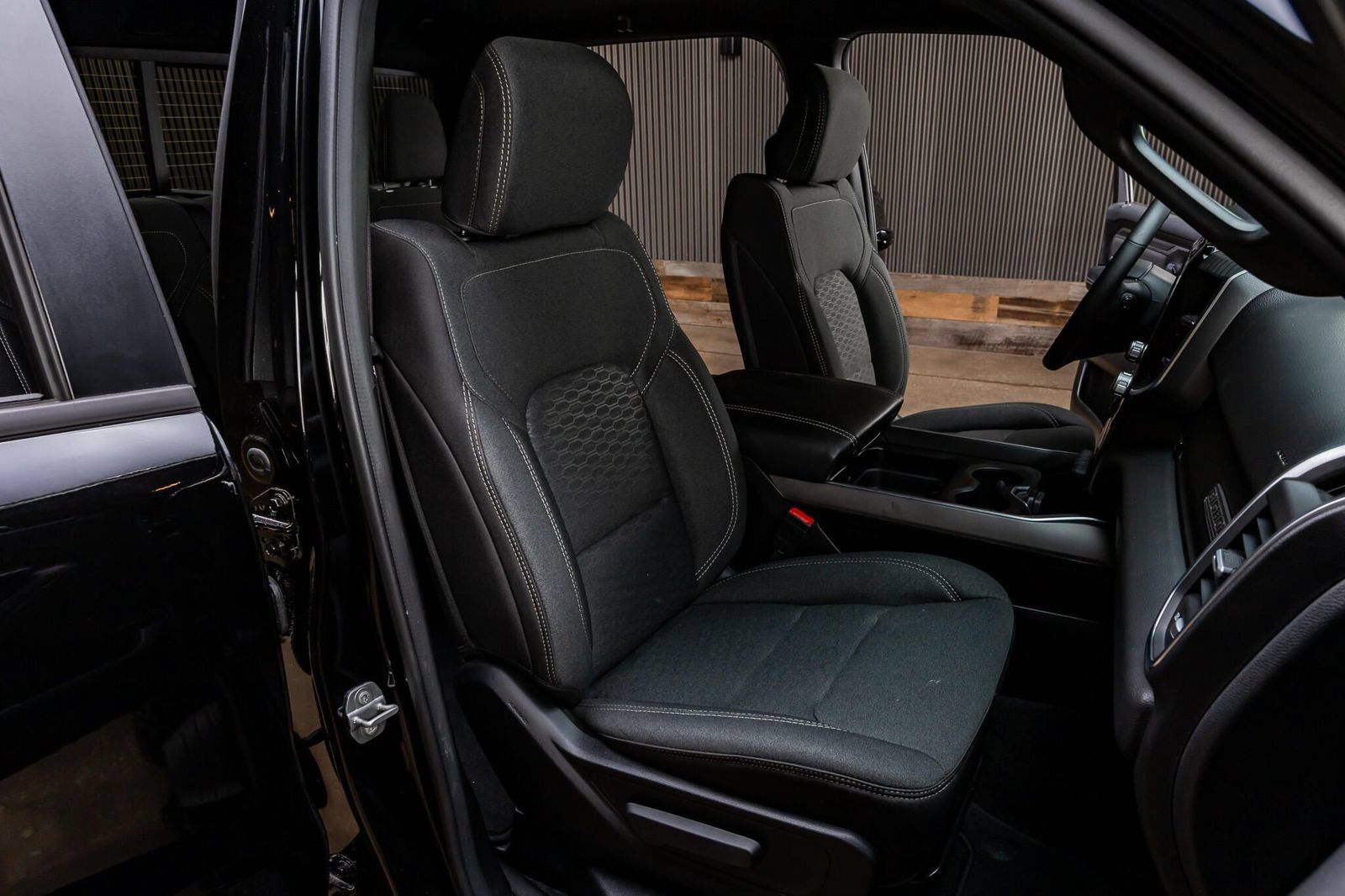 Used 2025 RAM 1500 Big Horn AWD/4WD image 30