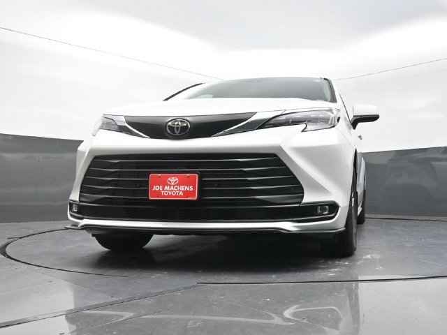 Used 2026 Toyota Sienna XLE FWD image 31