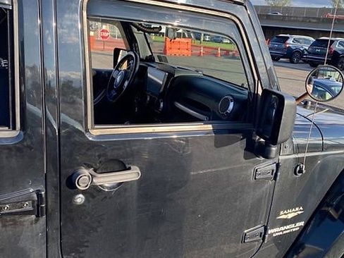Used 2011 Jeep Wrangler Unlimited Sahara w/ Dual Top Group AWD/4WD image 10