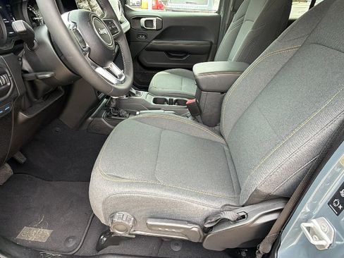 Used 2025 Jeep Wrangler Sahara image 16