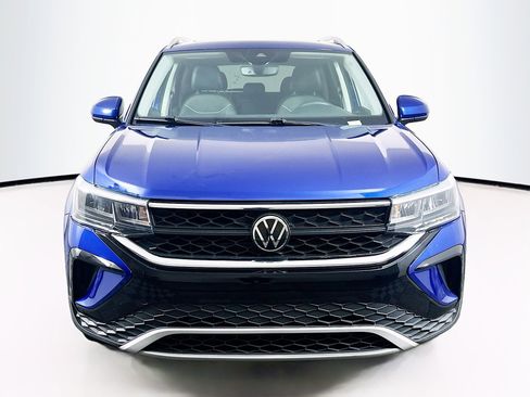 Used 2023 Volkswagen Taos SE w/ Panoramic Sunroof Package FWD image 2