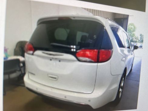 Used 2018 Chrysler Pacifica Touring-L Plus w/ Tire & Wheel Group FWD image 5