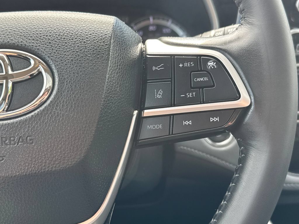 Used 2023 Toyota Highlander XLE AWD/4WD image 22