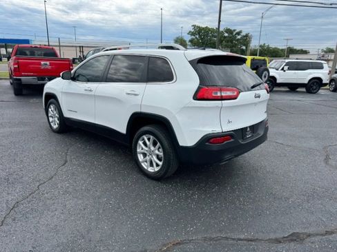 Used 2018 Jeep Cherokee Latitude Plus FWD image 3