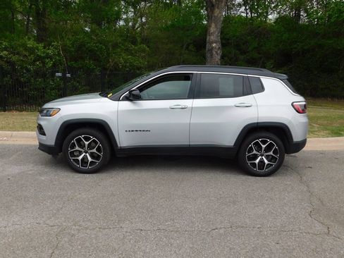 Used 2025 Jeep Compass Limited image 2