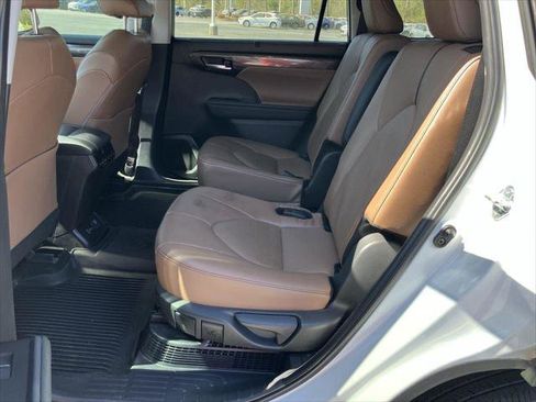 Certified 2025 Toyota Highlander Limited AWD/4WD image 25