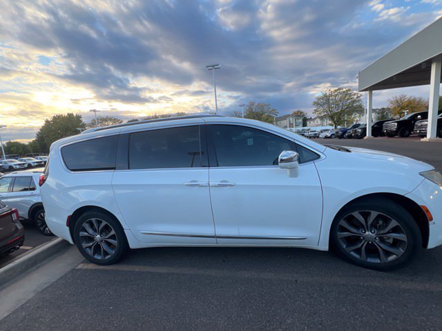 Used 2017 Chrysler Pacifica Limited w/ Advanced Safetytec Group FWD image 2