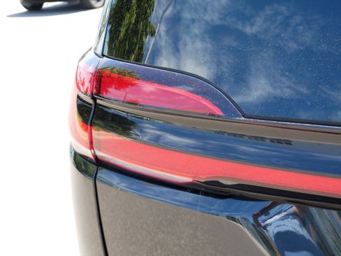 Used 2023 Chrysler Pacifica Touring-L AWD/4WD image 17