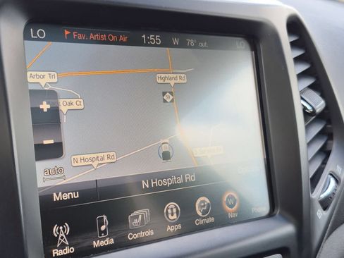 Used 2017 Jeep Cherokee Trailhawk AWD/4WD image 30