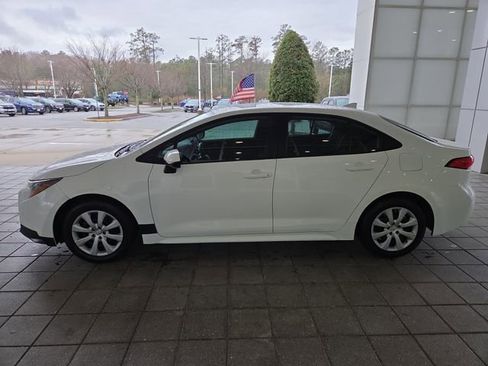 Used 2022 Toyota Corolla LE image 6