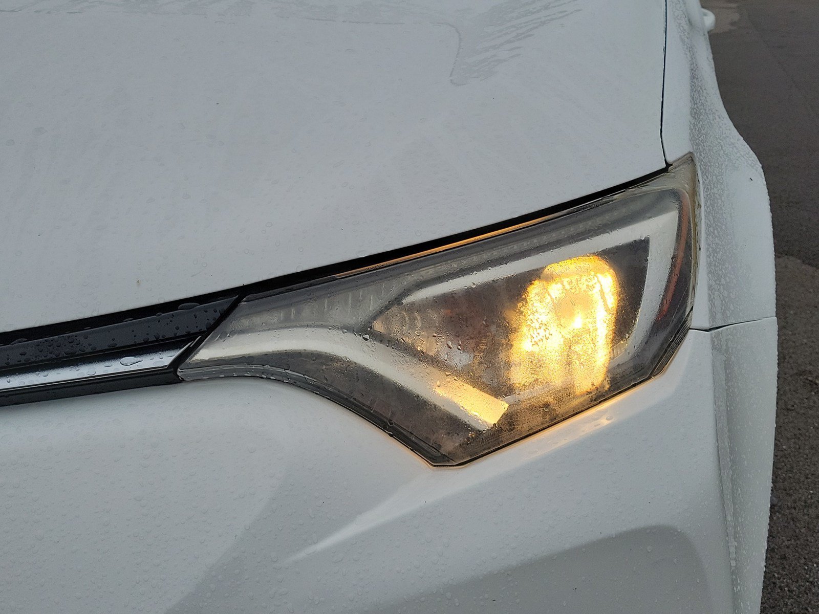 Used 2018 Toyota RAV4 LE FWD image 10