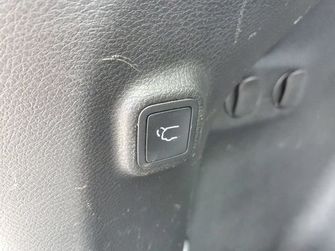Used 2019 Jeep Cherokee Limited FWD image 34