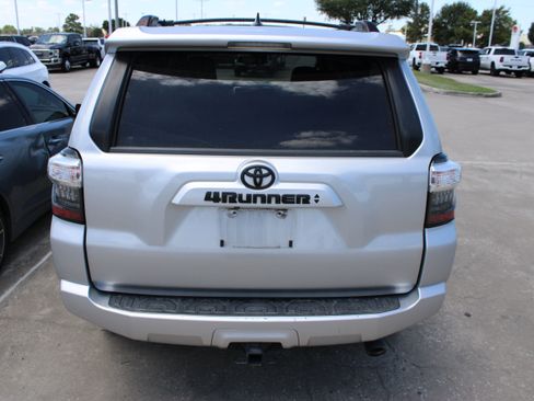 Used 2021 Toyota 4Runner SR5 Premium w/ Moonroof Package RWD image 9