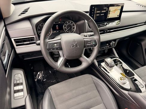 Used 2025 Mitsubishi Outlander SE FWD image 21