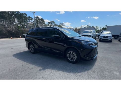 Used 2025 Toyota Sienna XLE image 2