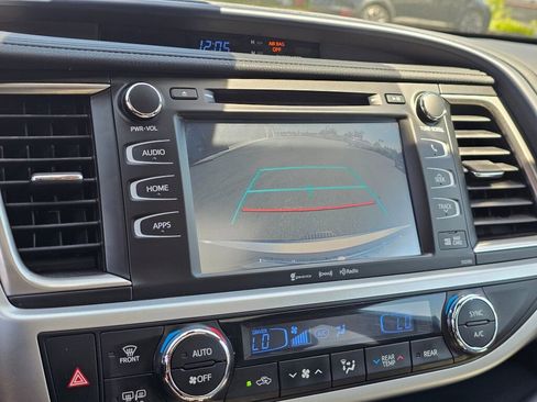 Used 2019 Toyota Highlander XLE AWD/4WD image 39