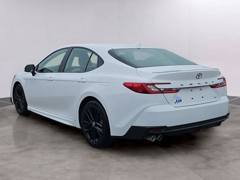 Used 2025 Toyota Camry SE image 6