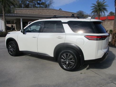Used 2022 Nissan Pathfinder SV image 4