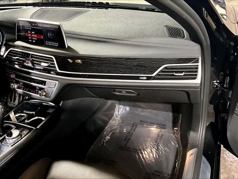 Used 2019 BMW 750i xDrive 750i xDrive w/ M Sport Package image 19