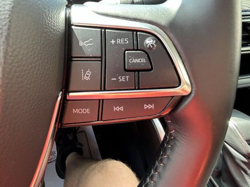 Used 2021 Toyota Highlander XLE AWD/4WD image 21