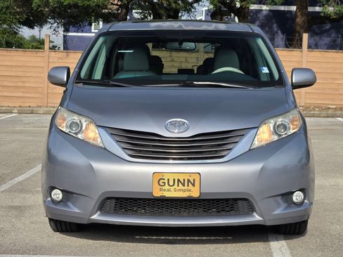 Used 2013 Toyota Sienna XLE w/ Entertainment Pkg FWD image 9