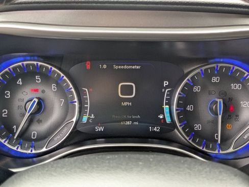 Used 2023 Chrysler Pacifica Touring-L image 17