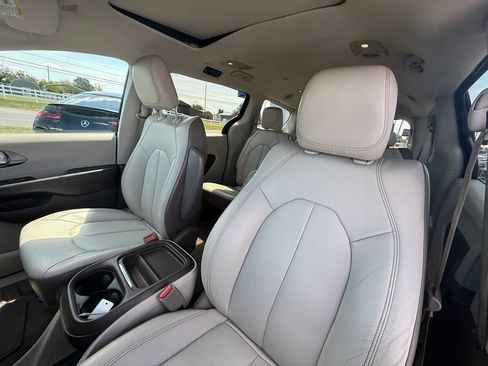 Used 2017 Chrysler Pacifica Touring-L w/ Tire & Wheel Group FWD image 13