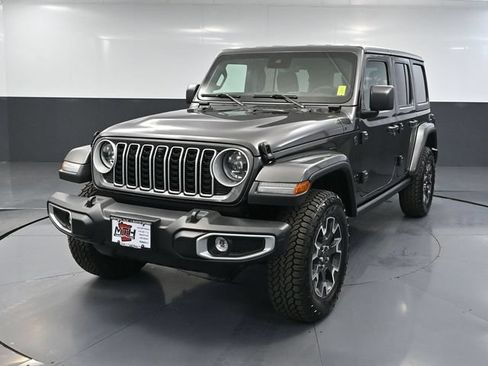 Used 2025 Jeep Wrangler Unlimited Sahara w/ Technology Group AWD/4WD image 13