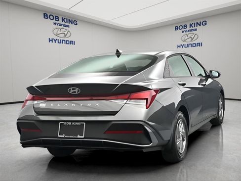 New 2026 Hyundai Elantra SE FWD image 19