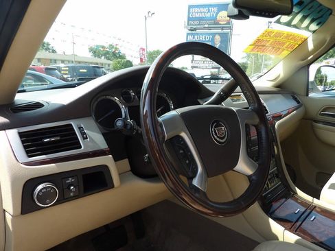 Used 2012 Cadillac Escalade Luxury AWD/4WD image 7