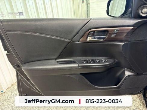 Used 2017 Honda Accord EX-L image 11