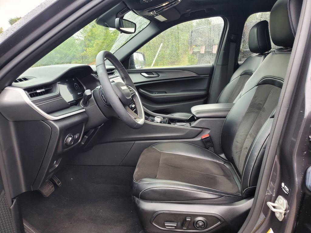Used 2023 Jeep Grand Cherokee Altitude AWD/4WD image 17