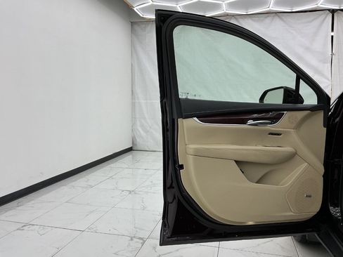 Used 2018 Cadillac XT5 Luxury w/ Driver Awareness Package FWD image 18