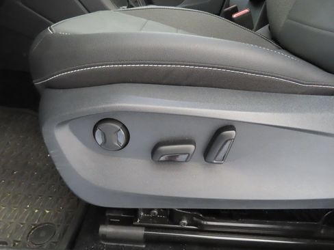 Used 2024 Volkswagen Taos SE w/ Panoramic Sunroof Package AWD/4WD image 12