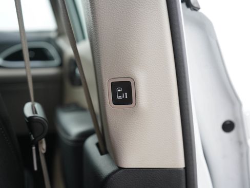 Used 2023 Chrysler Pacifica Touring-L FWD image 18