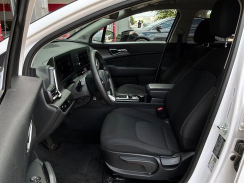 Used 2025 Kia Sportage LX FWD image 9