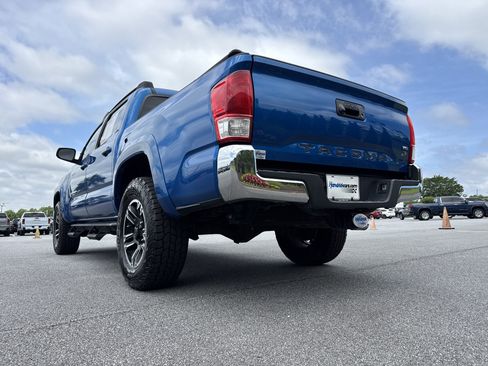 Used 2017 Toyota Tacoma SR5 w/ Tow Package RWD image 8