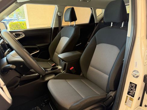 Used 2025 Kia Soul LX w/ LX Technology Package image 22