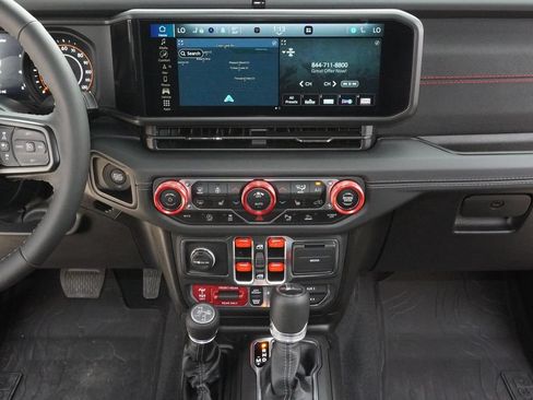 Used 2025 Jeep Gladiator Rubicon AWD/4WD image 17